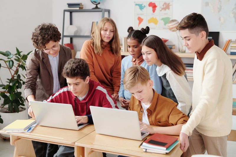 Monday.com vs Notion vs Trello vs ClickUp for College Group Projects: Real Team-of-Six Test